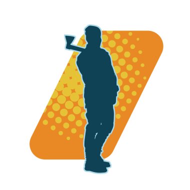 Bir erkek oduncunun silueti elinde baltayla ayakta duruyor..