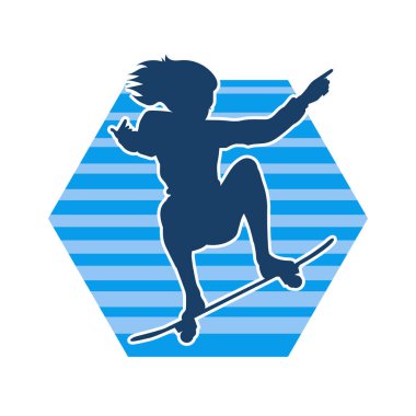 Hareket halindeki bir kadın silueti kaykay üzerinde poz veriyor. Kaykaylı şehirli bir kızın silueti..