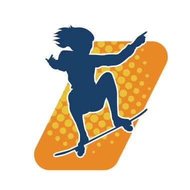 Hareket halindeki bir kadın silueti kaykay üzerinde poz veriyor. Kaykaylı şehirli bir kızın silueti..