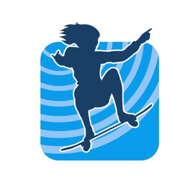 Hareket halindeki bir kadın silueti kaykay üzerinde poz veriyor. Kaykaylı şehirli bir kızın silueti..