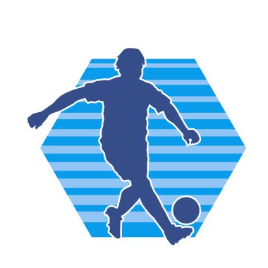 Top tekmeleyen bir erkek futbolcunun silueti. Hareket halindeki bir futbolcunun silueti.