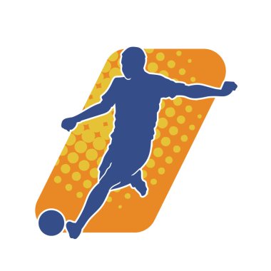 Top tekmeleyen bir erkek futbolcunun silueti. Hareket halindeki bir futbolcunun silueti.