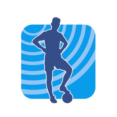 Top tekmeleyen bir erkek futbolcunun silueti. Hareket halindeki bir futbolcunun silueti.