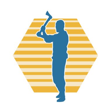 Balta sallayan bir erkek işçinin silueti. Balta sallayan bir orman oduncusunun silueti..