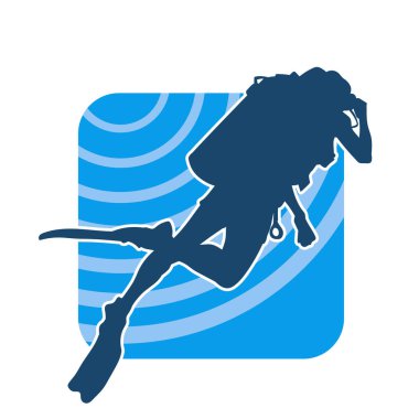 Tüple dalış yapan bir erkeğin silueti.