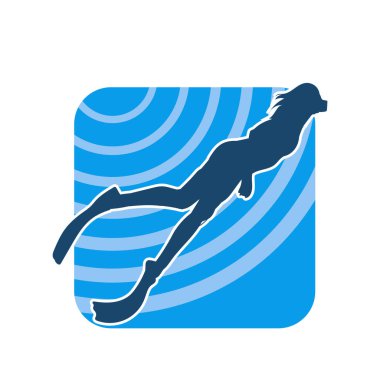 Sualtında şnorkelle yüzen bir kadının silueti. Şnorkel dalışı yapan bir kadının silüeti.