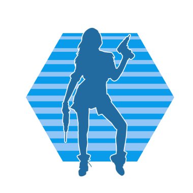 Matkap aletleri taşıyan inşaat işçisi kostümlü bir kadın silueti. İnşaat işçisi kadın silueti elektrikli matkapla poz veriyor.. 