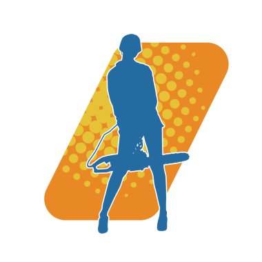 Çalışan bir kadın işçinin silueti elektrikli testereyle poz veriyor. Çalışan kostümü giyen ve elektrikli testere taşıyan bir kadının silüeti.