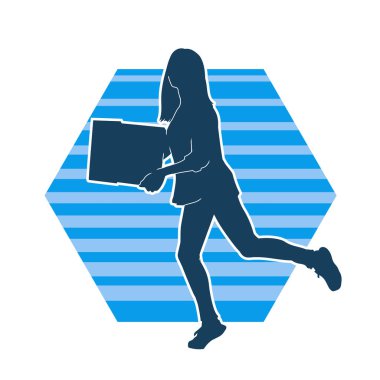 Sıradan bir kadının silueti kutuları kaldırıyor. Kutuları taşıyan bir kadının silüeti..