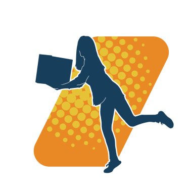 Sıradan bir kadının silueti kutuları kaldırıyor. Kutuları taşıyan bir kadının silüeti..