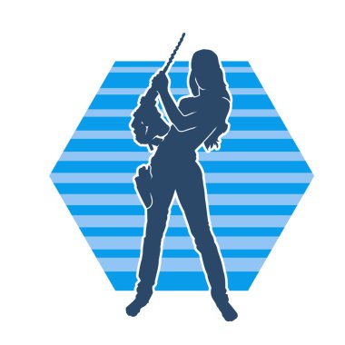 Matkap aletleri taşıyan inşaat işçisi kostümlü bir kadın silueti. İnşaat işçisi kadın silueti elektrikli matkapla poz veriyor.. 