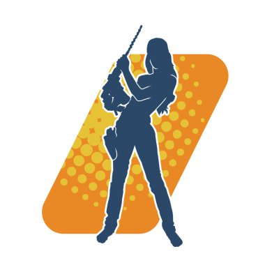 Matkap aletleri taşıyan inşaat işçisi kostümlü bir kadın silueti. İnşaat işçisi kadın silueti elektrikli matkapla poz veriyor.. 