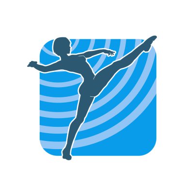 Sıska bir kadın dövüşçünün silueti tekme hareketi yapıyor. Bir kadın savaşçının silueti tekme pozu..