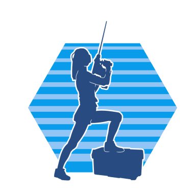 Makineli elektrikli matkap taşıyan kadın bir inşaat işçisinin silueti. Elektrikli matkap tutan bir kadın inşaatçının silueti..