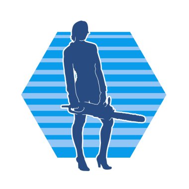 Makineli testere taşıyan kadın inşaat işçisinin silueti. Elektrikli testere tutan oduncu bir kadının silueti..