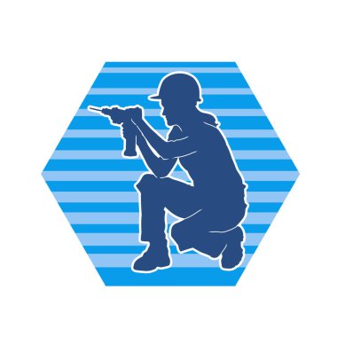 Makineli elektrikli matkap taşıyan kadın bir inşaat işçisinin silueti. Elektrikli matkap tutan bir kadın inşaatçının silueti..