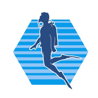 Dalış elbisesi ve akualung ile dalış yapan kadın silueti. Sualtında yüzen bir kadın dalgıcın silüeti..