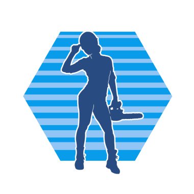 Makineli testere taşıyan kadın inşaat işçisinin silueti. Elektrikli testere tutan oduncu bir kadının silueti..