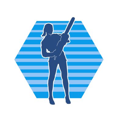 Makineli testere taşıyan kadın inşaat işçisinin silueti. Elektrikli testere tutan oduncu bir kadının silueti..