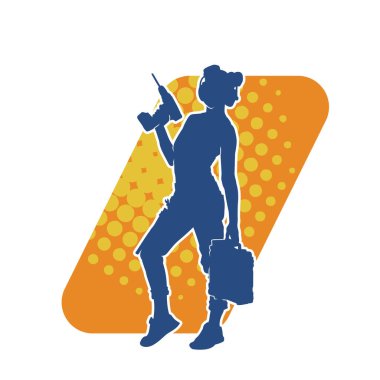 Makineli elektrikli matkap taşıyan kadın bir inşaat işçisinin silueti. Elektrikli matkap tutan bir kadın inşaatçının silueti..