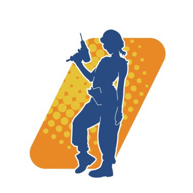 Makineli elektrikli matkap taşıyan kadın bir inşaat işçisinin silueti. Elektrikli matkap tutan bir kadın inşaatçının silueti..