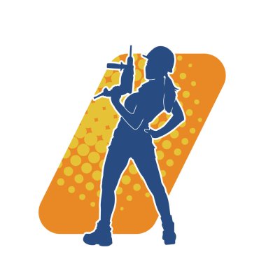 Makineli elektrikli matkap taşıyan kadın bir inşaat işçisinin silueti. Elektrikli matkap tutan bir kadın inşaatçının silueti..