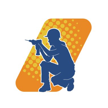 Makineli elektrikli matkap taşıyan kadın bir inşaat işçisinin silueti. Elektrikli matkap tutan bir kadın inşaatçının silueti..