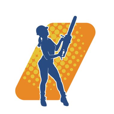 Makineli testere taşıyan kadın inşaat işçisinin silueti. Elektrikli testere tutan oduncu bir kadının silueti..