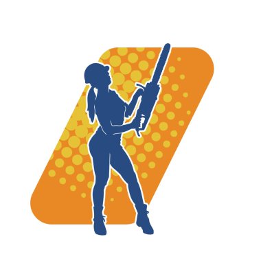 Makineli testere taşıyan kadın inşaat işçisinin silueti. Elektrikli testere tutan oduncu bir kadının silueti..