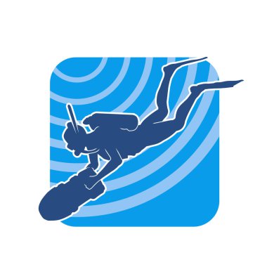 Dalış kıyafetiyle dalış yapan kadın silueti ve büyük su altı meşalesi taşıyan akualung. Su geçirmez ışıklandırma cihazı taşıyan bir kadın dalgıcın silüeti..