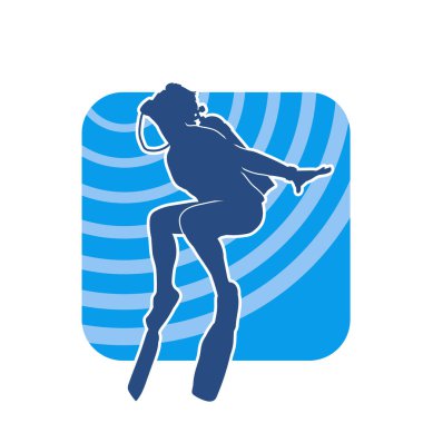 Dalış elbisesi ve akualung ile dalış yapan kadın silueti. Sualtında yüzen bir kadın dalgıcın silüeti..