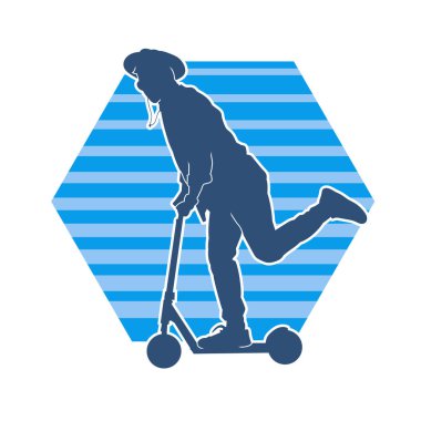 Elektrikli scooter kullanan bir adamın silüeti. Elektrikli scooter kullanan bir erkeğin silueti..