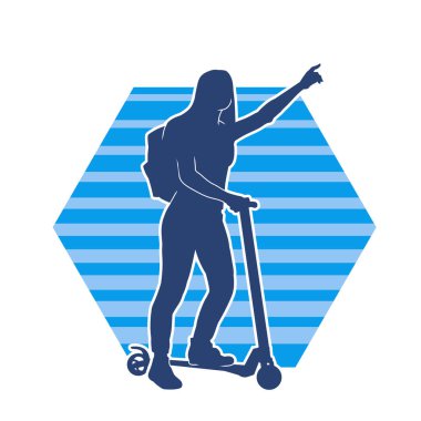 Sıradan, ince bir kadının silueti elektrikli scooter kullanıyor..