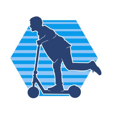 Elektrikli scooter kullanan bir adamın silüeti. Elektrikli scooter kullanan bir erkeğin silueti..