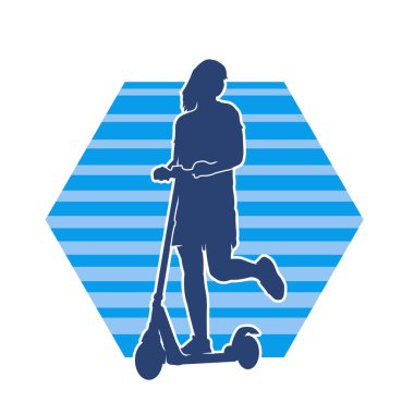 Sıradan, ince bir kadının silueti elektrikli scooter kullanıyor..