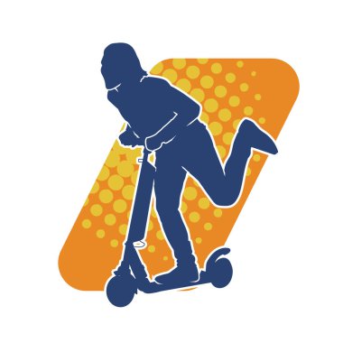 Elektrikli scooter kullanan bir adamın silüeti. Elektrikli scooter kullanan bir erkeğin silueti..