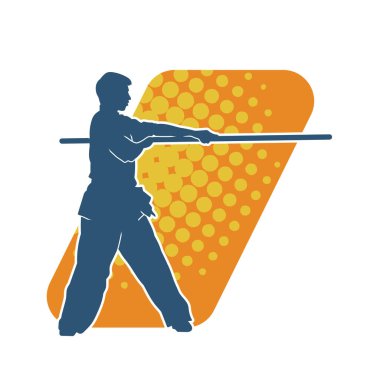 Dövüş sanatlarında dövüşen bir erkeğin silüeti, tahta sopayı silah olarak kullanıyor. Tahta sırıkla dövüş sanatları yapan bir adamın silueti..