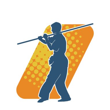 Dövüş sanatlarında dövüşen bir erkeğin silüeti, tahta sopayı silah olarak kullanıyor. Tahta sırıkla dövüş sanatları yapan bir adamın silueti..