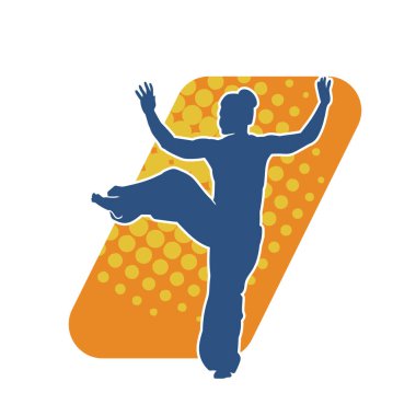 Dövüş sanatları yapan zayıf bir kadının silueti. Dövüş sanatlarında çalışan bir kadının silueti..