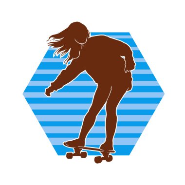 Hareket halindeki bir kadın silueti kaykay üzerinde poz veriyor. Kaykaylı şehirli bir kızın silueti..