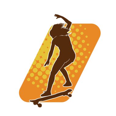 Hareket halindeki bir kadın silueti kaykay üzerinde poz veriyor. Kaykaylı şehirli bir kızın silueti..