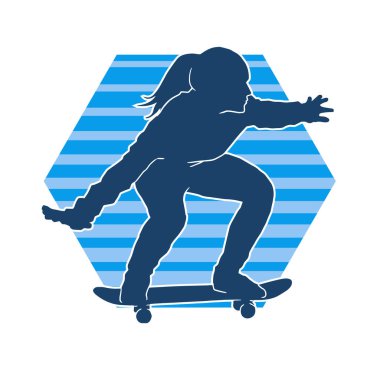 Hareket halindeki bir kadın silueti kaykay üzerinde poz veriyor. Kaykaylı şehirli bir kızın silueti..