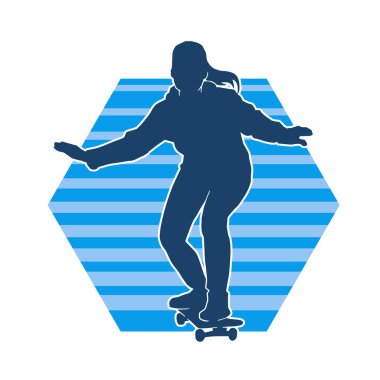 Hareket halindeki bir kadın silueti kaykay üzerinde poz veriyor. Kaykaylı şehirli bir kızın silueti..