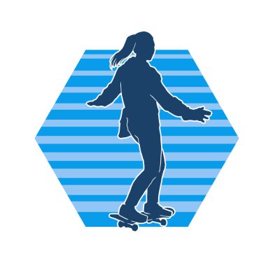 Hareket halindeki bir kadın silueti kaykay üzerinde poz veriyor. Kaykaylı şehirli bir kızın silueti..