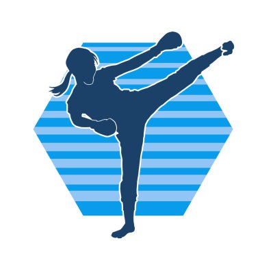 Dövüş sanatları tekmesi atan bir kadının silueti. Sportif bir kadının silueti tekme hareketi yapıyor..