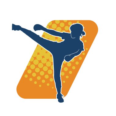 Dövüş sanatları tekmesi pozu veren bir kadının silueti. Dövüş sanatlarındaki bir kadının silueti tekme atma pozu veriyor..