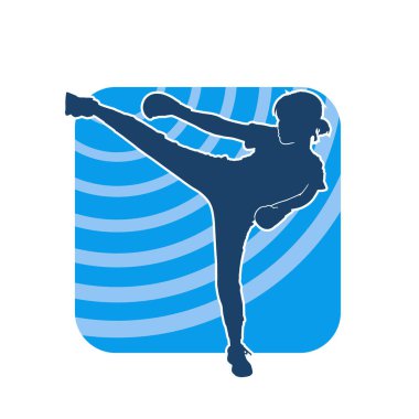 Dövüş sanatları tekmesi pozu veren bir kadının silueti. Dövüş sanatlarındaki bir kadının silueti tekme atma pozu veriyor..