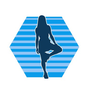 Dişi poziyonunda zayıf bir kadın modelinin silüeti. Çekici duruşu olan genç bir kadının silueti..