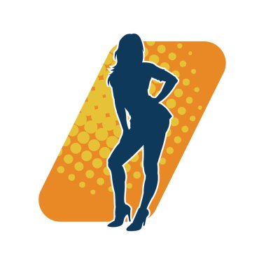 Dişi poziyonunda zayıf bir kadın modelinin silüeti. Çekici duruşu olan genç bir kadının silueti..