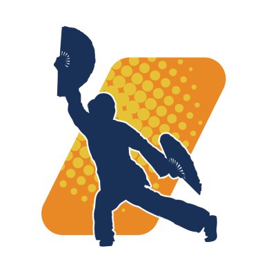 Dövüş sanatları yapan zayıf bir kadının silueti. Dövüş sanatlarında çalışan bir kadının silueti..